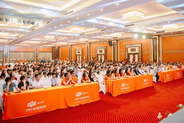 Tập đoàn FPT trao 240 suất học bổng trị giá 70% học phí cho học sinh Thanh Hóa