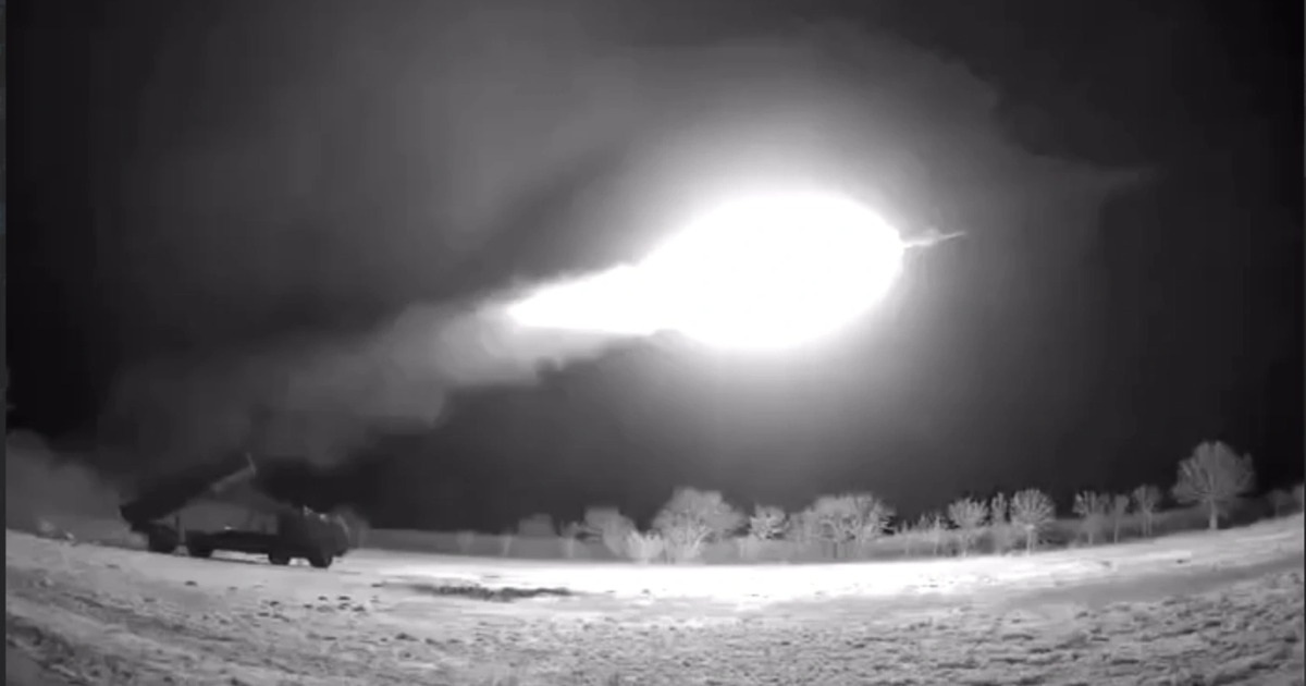 Khoảnh khắc Ukraine phóng tên lửa tầm xa "tập kích lãnh thổ Nga"