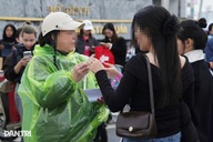 Khán giả bán hạ giá vé concert Mỹ Tâm vì sợ phải đội mưa xem ca nhạc