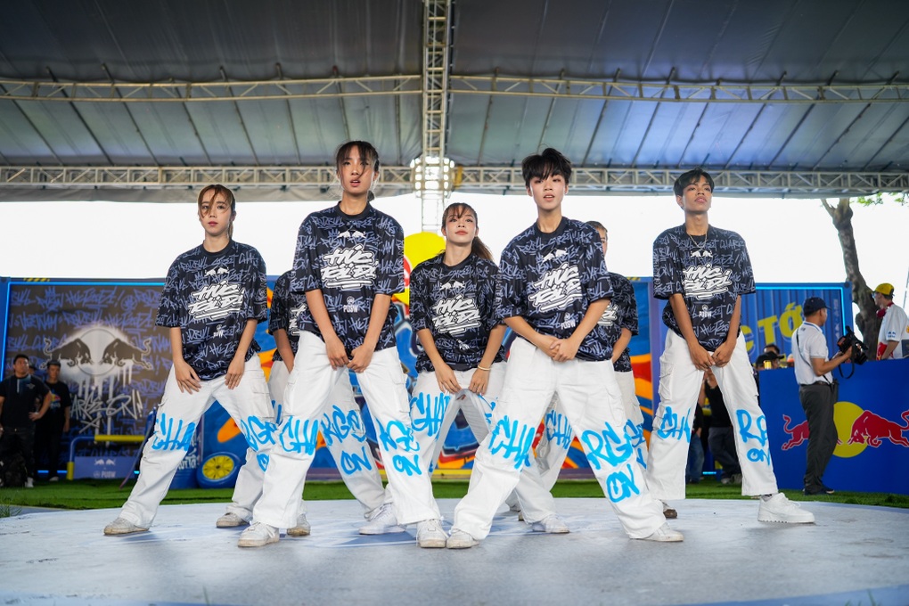 Việt Max bắt tay Red Bull ra mắt bộ sưu tập thời trang - 5 Việt Max bắt tay Red Bull ra mắt bộ sưu tập thời trang - 5