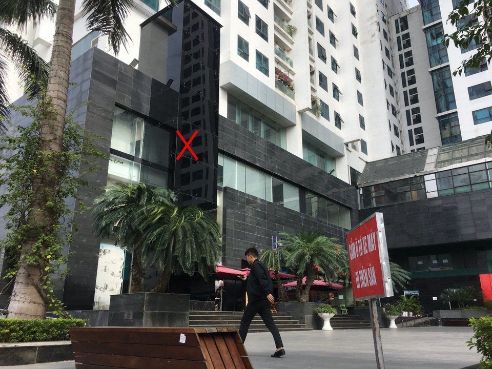 Vụ ngã từ sảnh thang máy chung cư: Thang mới lắp, ban quản trị không biết? - 2 Vụ ngã từ sảnh thang máy chung cư: Thang mới lắp, ban quản trị không biết? - 2