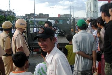 Bán ma tuý bị phát hiện, lao xe xuống kênh tẩu thoát