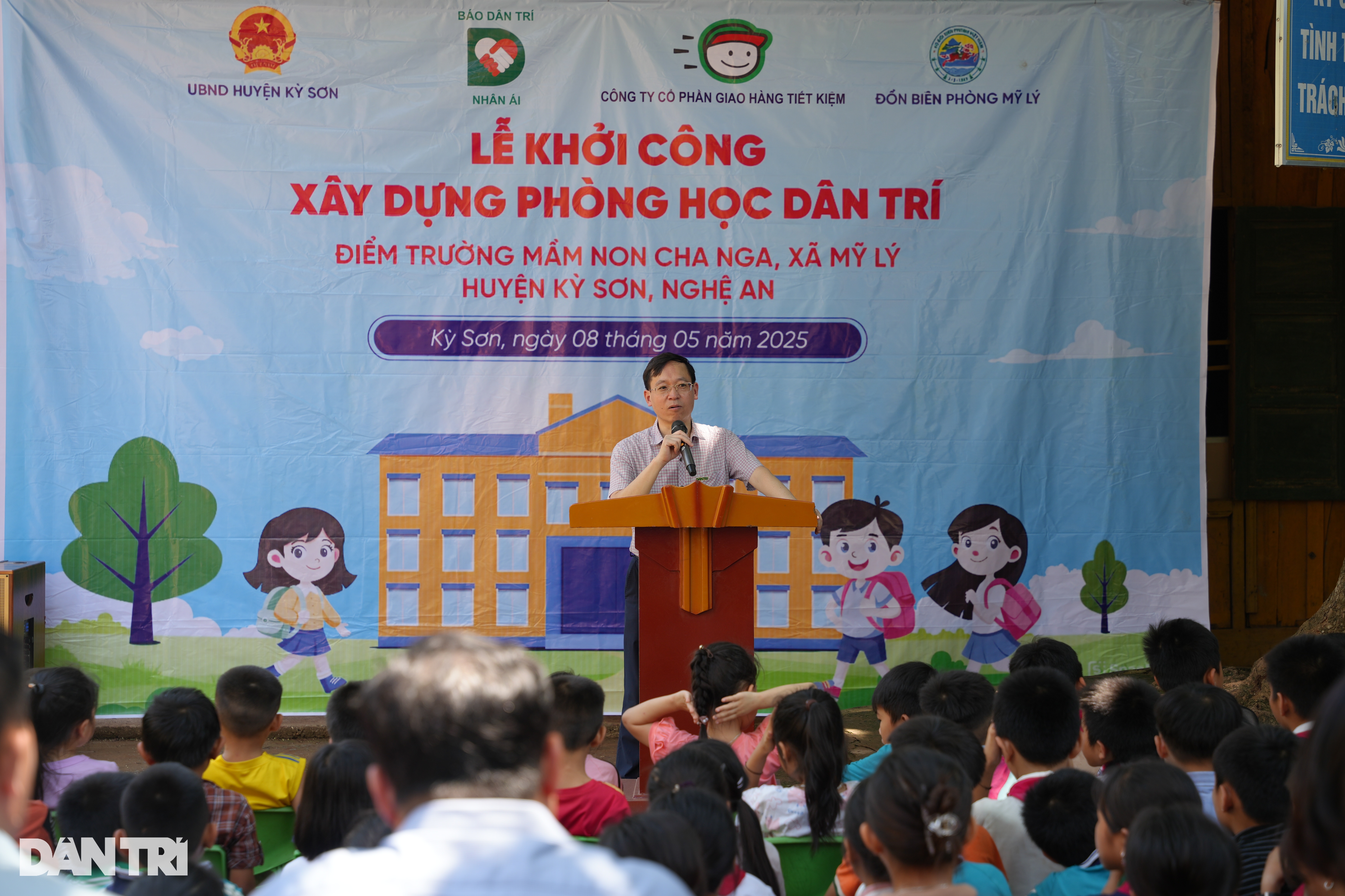 Khởi công phòng học Dân trí nơi bản nghèo heo hút ở xứ Nghệ - 2 Khởi công phòng học Dân trí nơi bản nghèo heo hút ở xứ Nghệ - 2