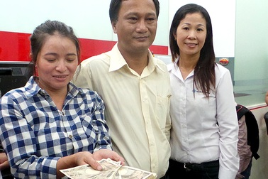 Chị Hồng “ve chai” xúc động khi nhận lại hơn 1 triệu yên lành lặn