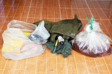 Bắt quả tang một người vào rừng "ăn" ong trái phép gây nguy cơ cháy rừng cao