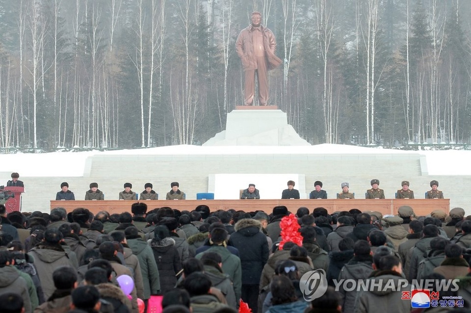 Ông Kim Jong-un và phu nhân cưỡi bạch mã thăm núi thiêng - 8 Ông Kim Jong-un và phu nhân cưỡi bạch mã thăm núi thiêng - 8