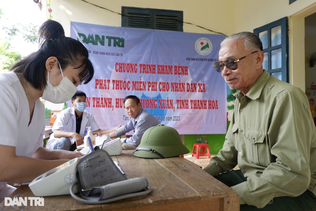 Người dân xã nghèo vui mừng khi được khám bệnh, nhận thuốc miễn phí - 1 Người dân xã nghèo vui mừng khi được khám bệnh, nhận thuốc miễn phí - 1