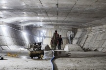 Hàng chục công nhân chui vào dầm hộp sửa cầu Trà Khúc 2