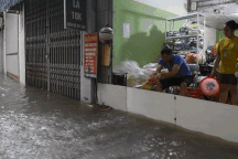 Phố ngập thành sông, người Hà Nội nháo nhào be bờ, tát nước khỏi nhà