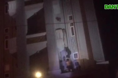 Cháy chung cư mini, cảnh sát giải cứu 24 người