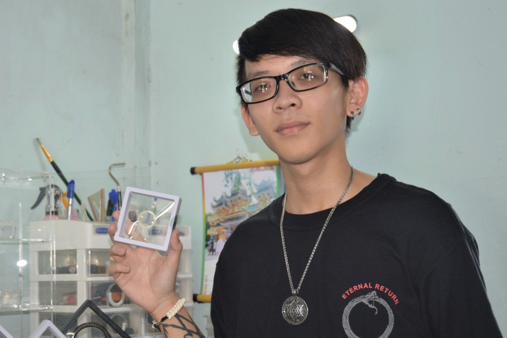 Nghề độc, làm trang sức từ… xương rắn của chàng trai Cà Mau - 1 Nghề độc, làm trang sức từ… xương rắn của chàng trai Cà Mau - 1