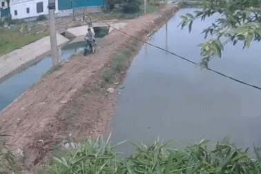 Clip ghi lại khoảnh khắc 3 học sinh bị điện giật khi lấy diều