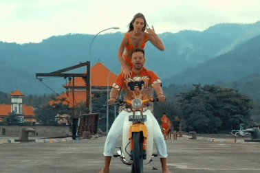 Khách Tây liều lĩnh phóng xe máy đèo cô gái mặc bikini "diễn xiếc" phía sau