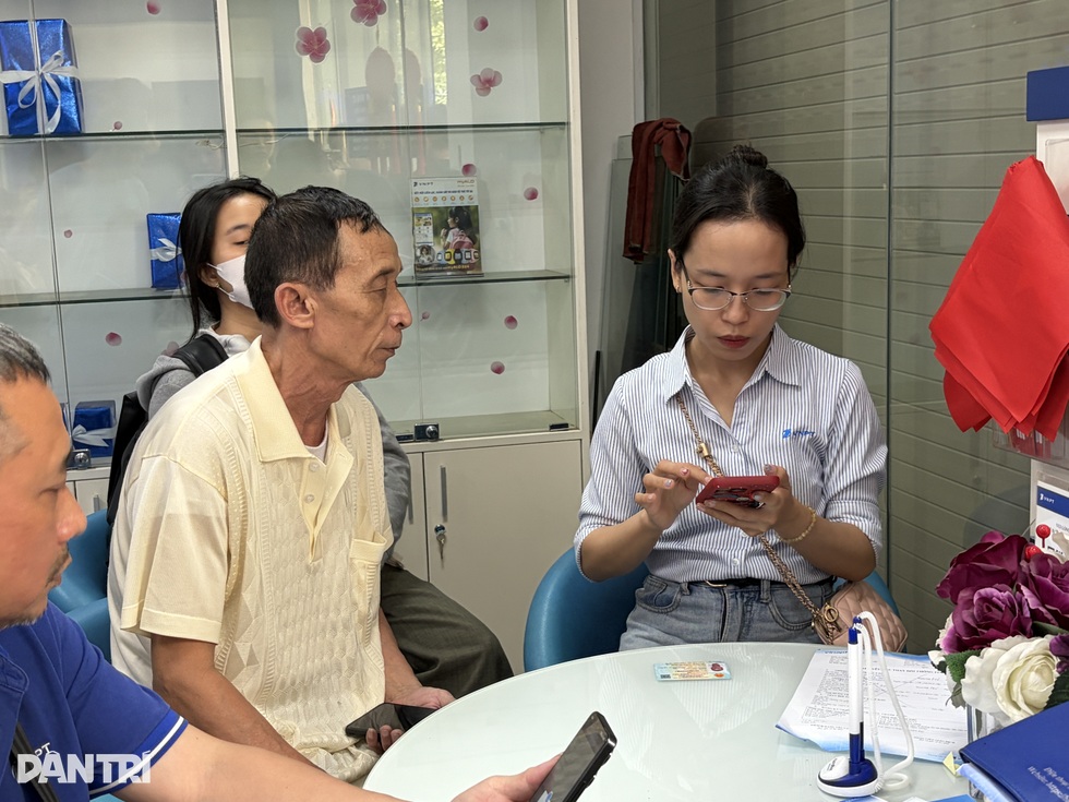 Người già loay hoay giữ số điện thoại đã gắn bó hàng chục năm - 11