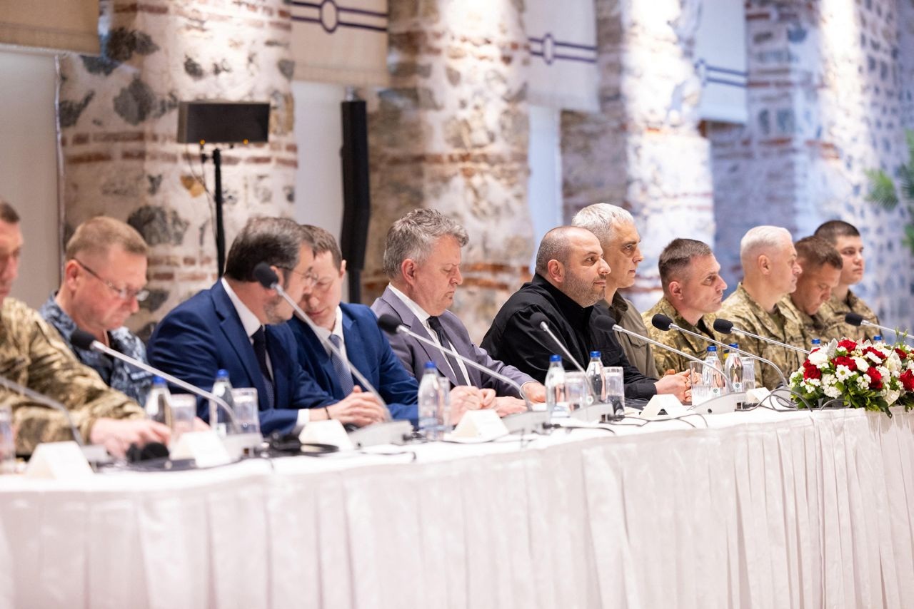 Hé lộ bên trong cuộc đàm phán kéo dài 90 phút giữa Nga và Ukraine - 1