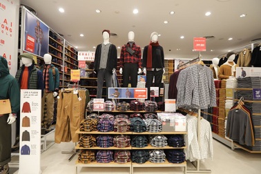 Thời trang "mỳ ăn liền" đổ đến, kiếm triệu USD từ Việt Nam