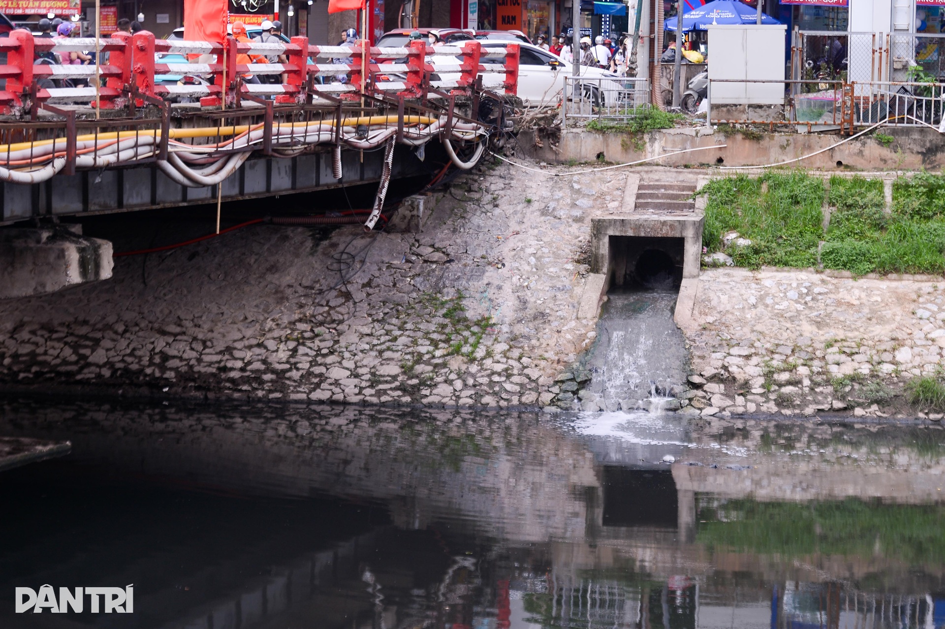 Dòng nước hôi thối vẫn ồ ạt chảy vào sông Tô Lịch trước ngày hồi sinh - 13
