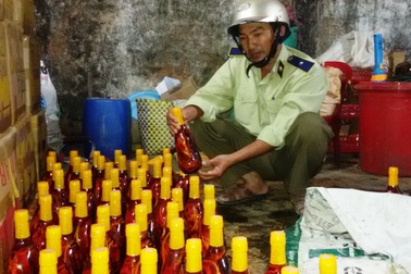 Bà chủ “hô biến” rắn nước thành rắn hổ mang bỏ trốn