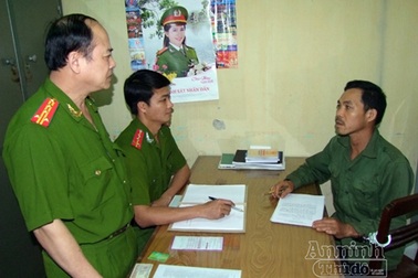 Bố say rượu cầm dao cứa cổ con trai 6 tuổi 