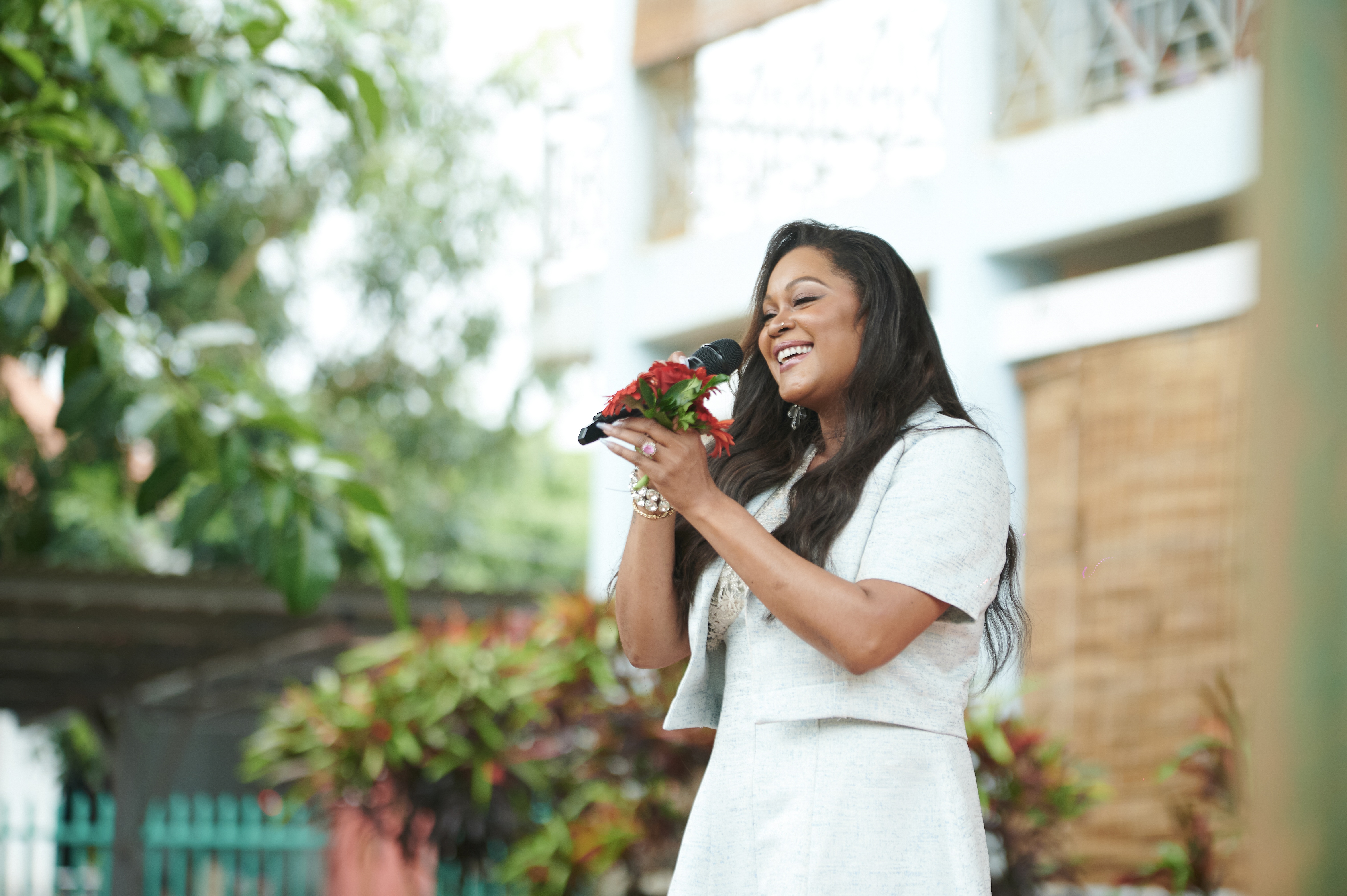 गायिका शोंटेले हाईलैंड चिल्ड्रन के उद्घाटन समारोह में गाने के लिए वियतनाम लौटीं - 1 Ca sĩ Shontelle về Việt Nam, hát trong lễ khai giảng của trẻ em vùng cao - 1