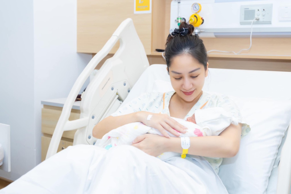 Khánh Thi sinh con thứ 3, Phan Hiển: Nghe tiếng con khóc, tôi khóc theo - 2 Khánh Thi sinh con thứ 3, Phan Hiển: Nghe tiếng con khóc, tôi khóc theo - 2