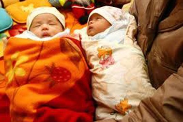 Cặp song sinh “đặc biệt” đã được khai sinh theo họ bố