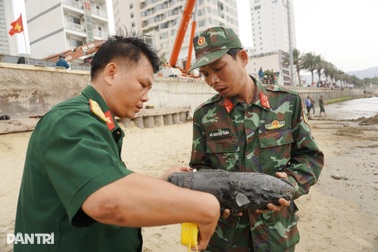 Phát hiện đạn pháo, súng khi trục vớt vật thể nghi xe tăng ở biển Quy Nhơn
