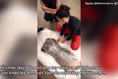 Mẫu váy độc lạ, gây sốt khi được làm từ dây đeo đồng hồ cũ