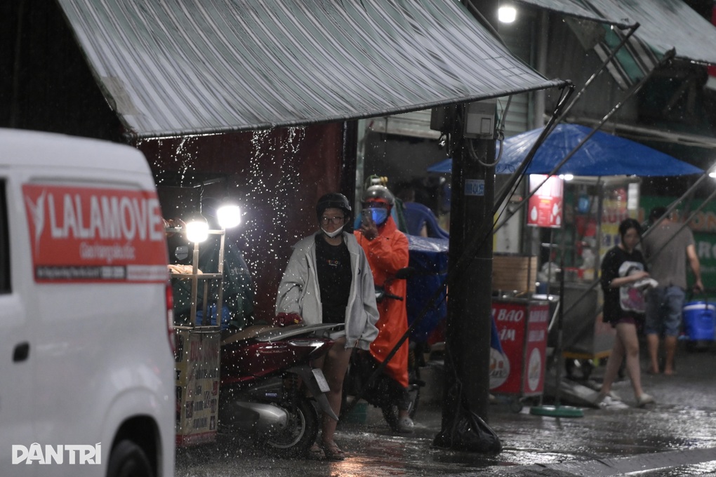 TPHCM mưa lớn, người dạo phố cuối tuần ướt sũng - 2 TPHCM mưa lớn, người dạo phố cuối tuần ướt sũng - 2