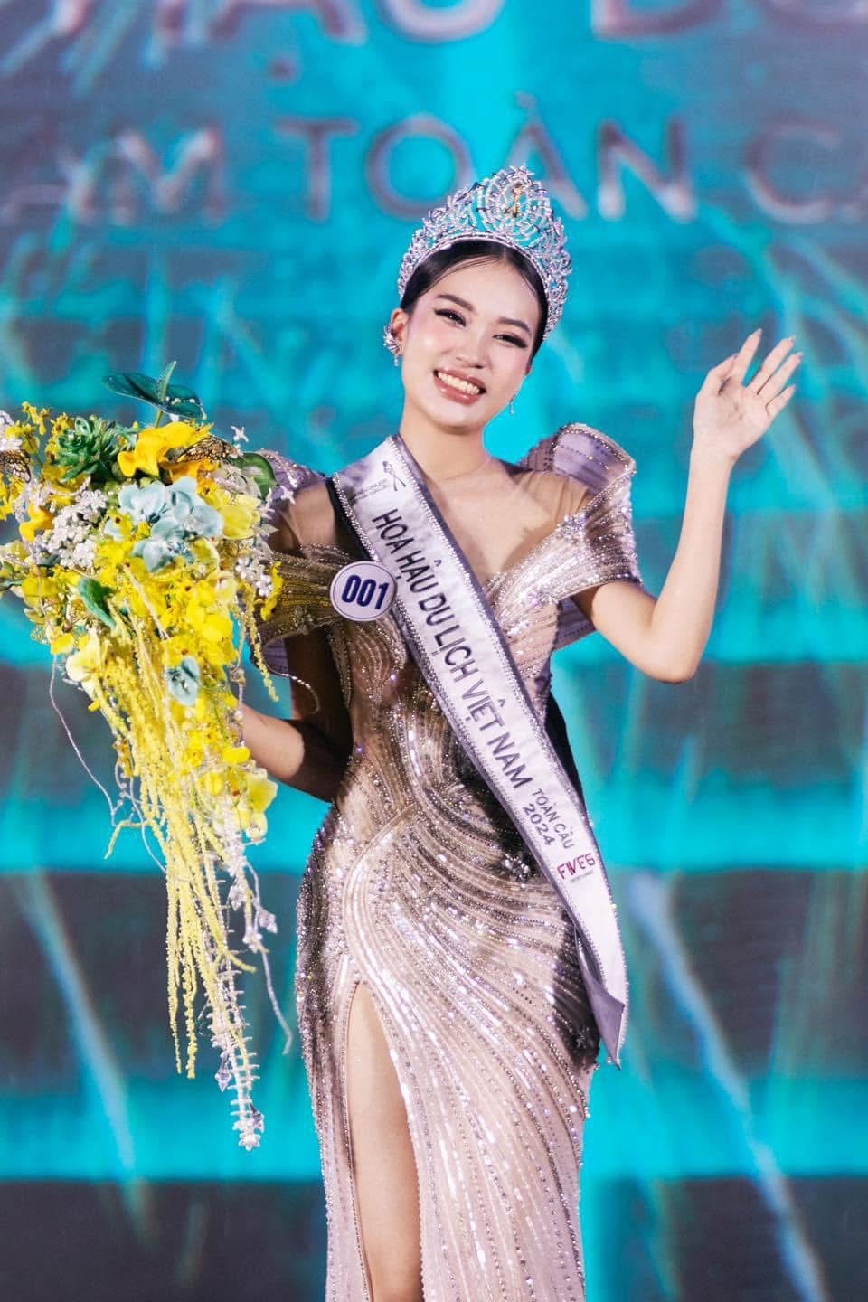 Hoa hậu Hoàn vũ và 7 hoa hậu đăng quang khi mặc váy của một nhà thiết kế - 7 Hoa hậu Hoàn vũ và 7 hoa hậu đăng quang khi mặc váy của một nhà thiết kế - 7