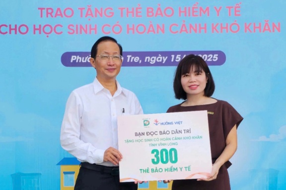 "Thẻ BHYT là món quà thiết thực của bạn đọc báo Dân trí dành cho học sinh"