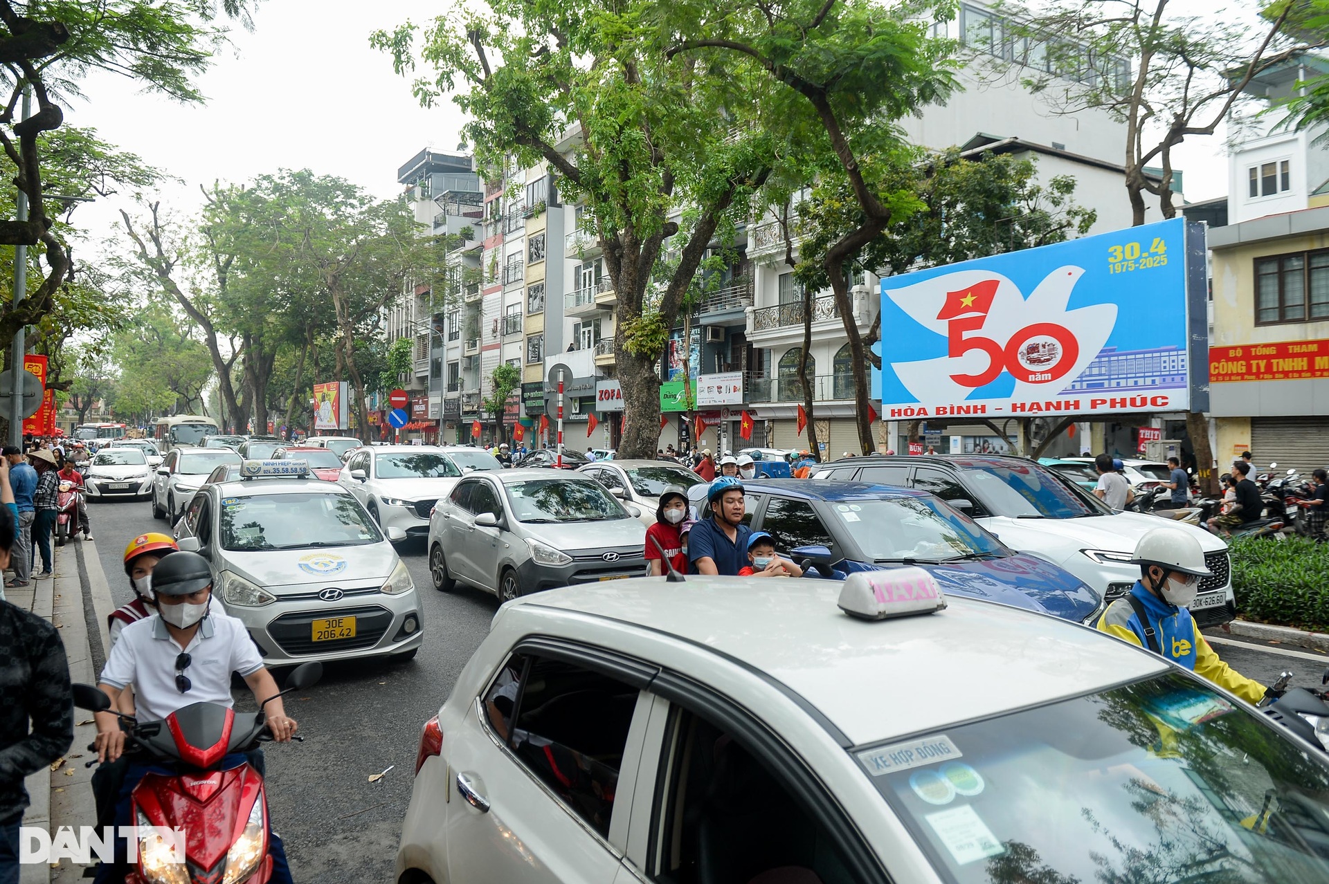 Người dân xếp hàng vào Lăng viếng Chủ tịch Hồ Chí Minh ngày 30/4 - 6 Người dân xếp hàng vào Lăng viếng Chủ tịch Hồ Chí Minh ngày 30/4 - 6