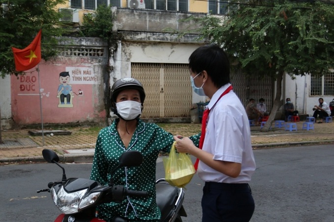 Học sinh được phụ huynh chuẩn bị thức ăn khi vào trường.