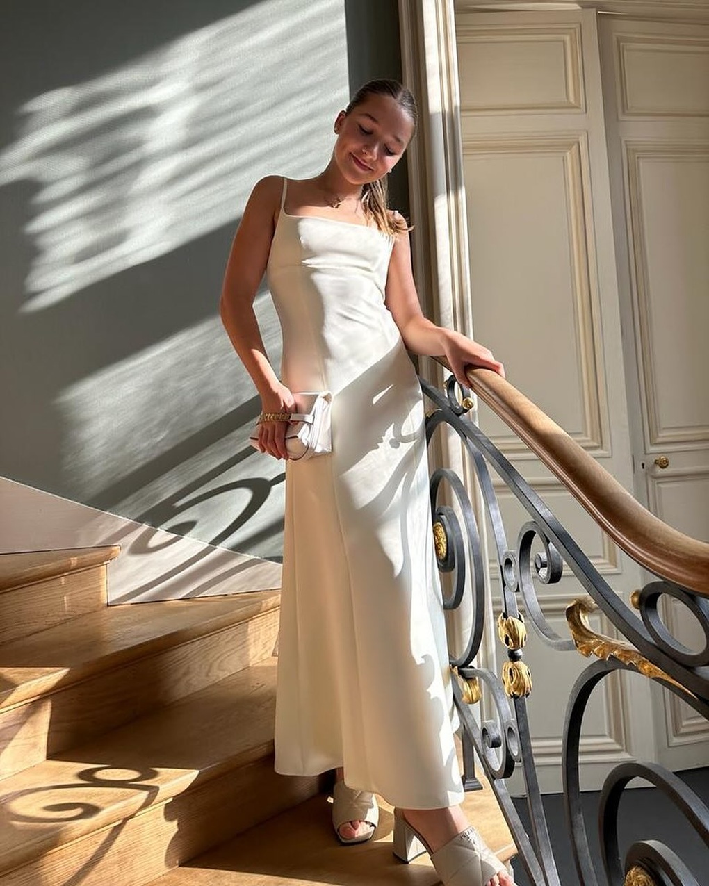 Harper Beckham biết làm điệu, được mẹ thiết kế váy đắt tiền đi dự sự kiện - 1 Harper Beckham biết làm điệu, được mẹ thiết kế váy đắt tiền đi dự sự kiện - 1