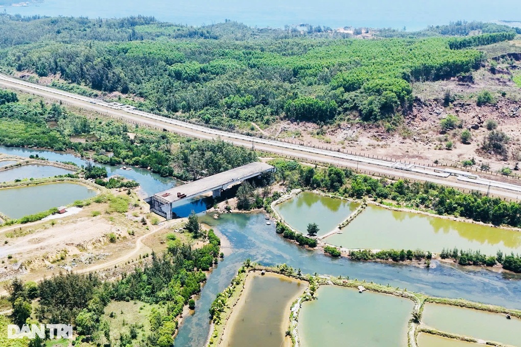 Tuyến đường 63 tỷ đồng làm 10 năm chưa xong vì vướng đường ống xăng dầu - 2 Tuyến đường 63 tỷ đồng làm 10 năm chưa xong vì vướng đường ống xăng dầu - 2