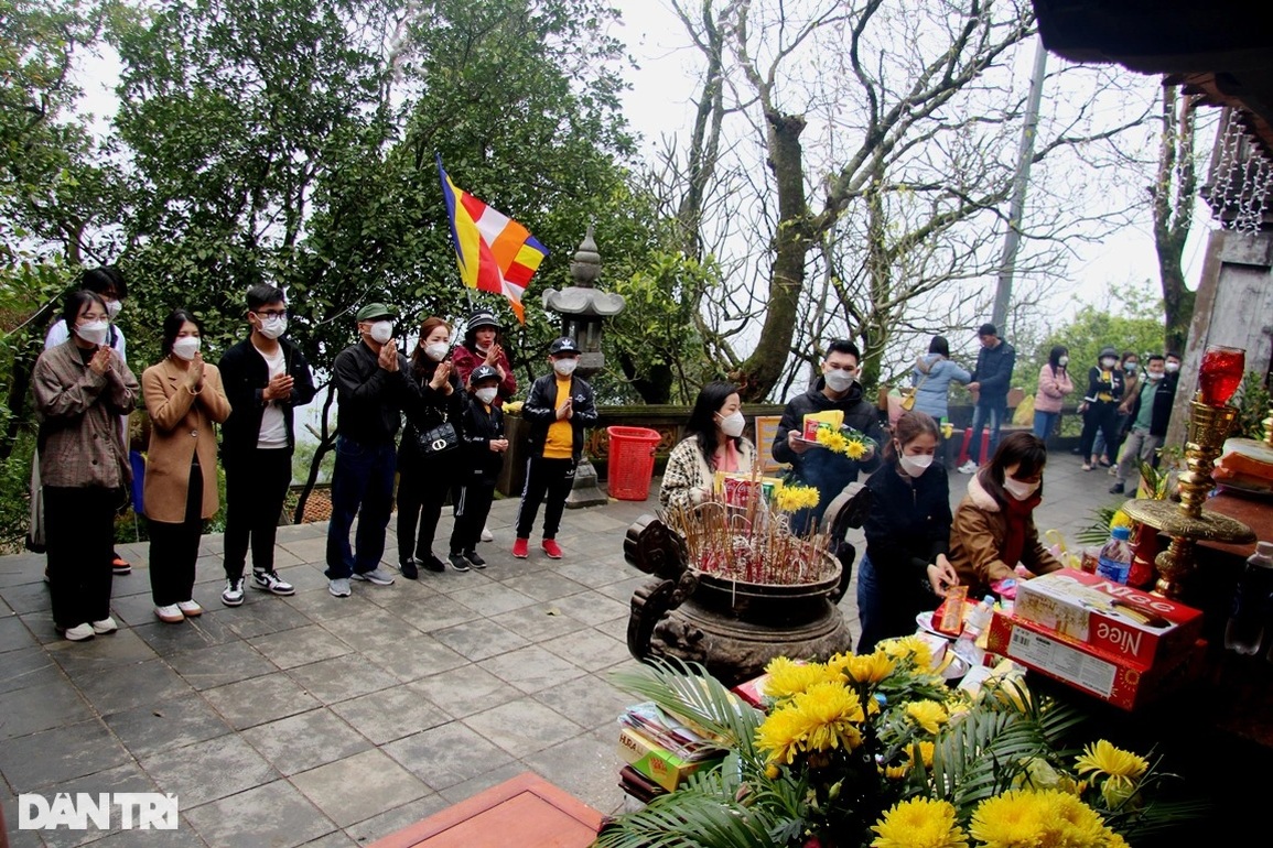 Hàng vạn người dân đổ về Hoan Châu đệ nhất danh lam cầu bình an - 10 Hàng vạn người dân đổ về Hoan Châu đệ nhất danh lam cầu bình an - 10