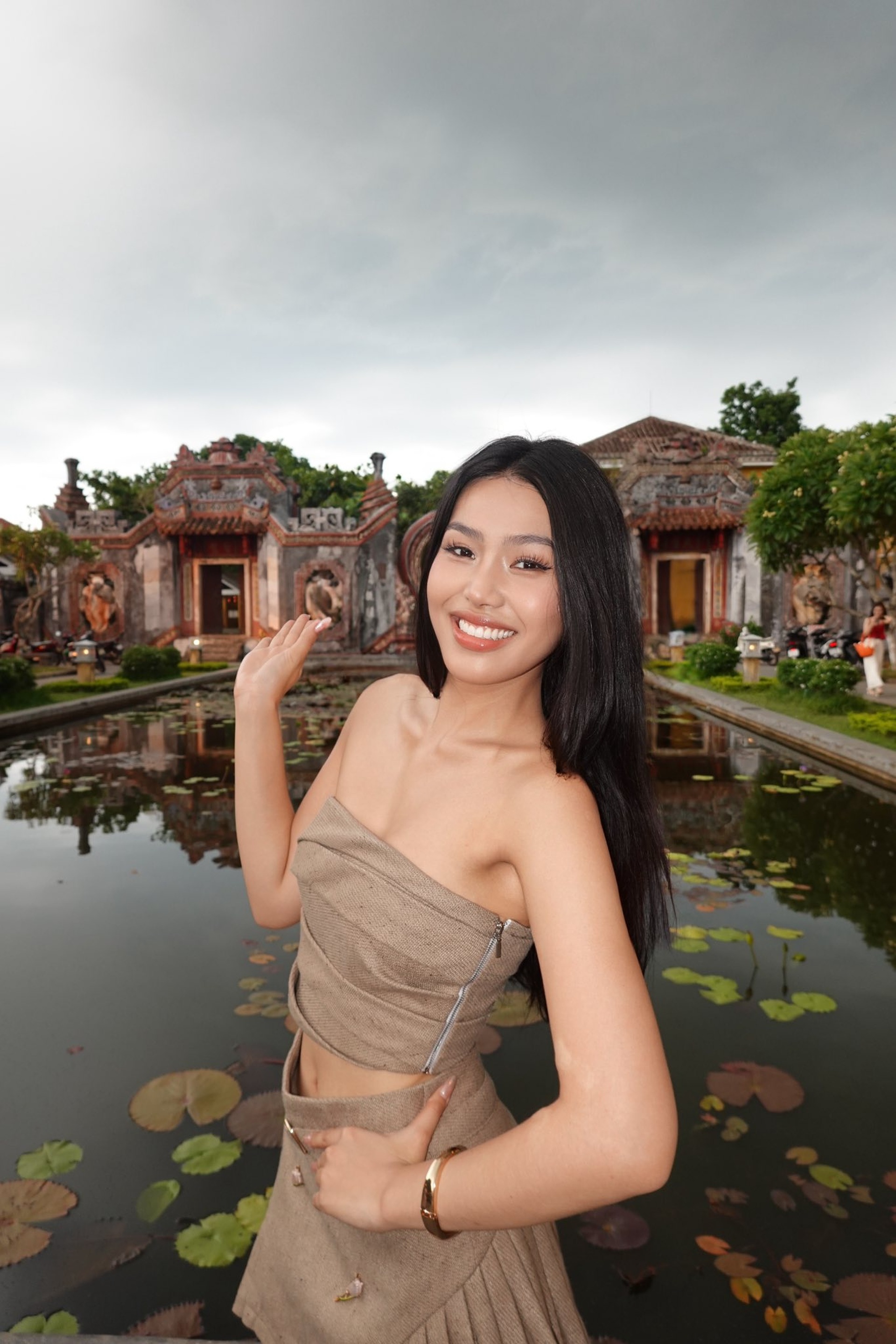 Á hậu Đỗ Cẩm Ly: Sắc vóc nóng bỏng, nói gì về việc trùng tên ca sĩ? - 11