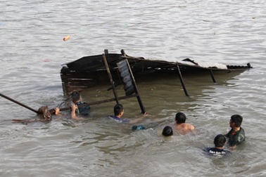 Sạt lở nghiêm trọng, nhà dân bị kéo tuột xuống sông