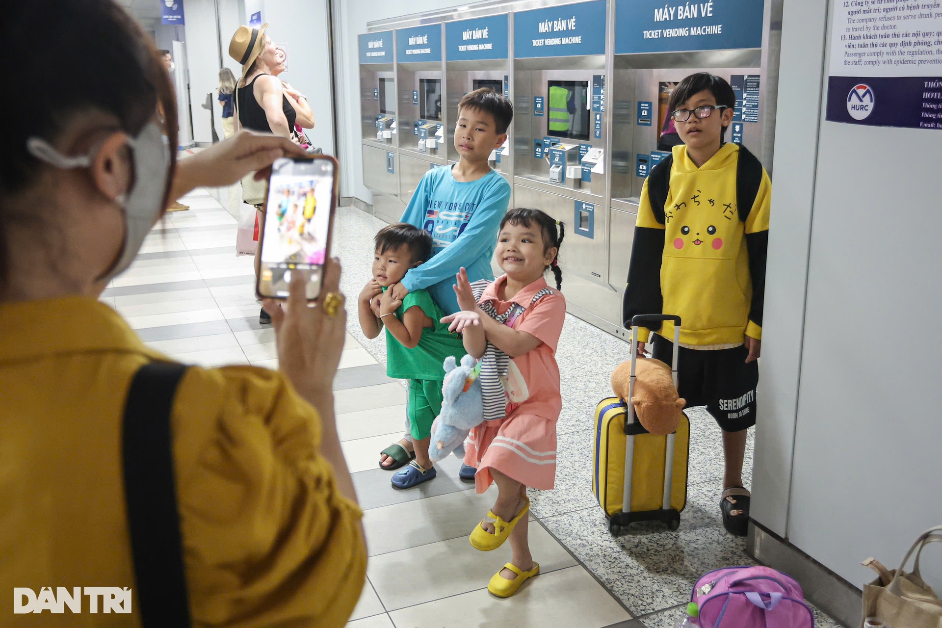 Người dân phấn khởi xách vali lên tàu Metro số 1 để ra bến xe về quê ăn Tết - 8 Người dân phấn khởi xách vali lên tàu Metro số 1 để ra bến xe về quê ăn Tết - 8