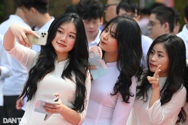 Ngắm vẻ đẹp rạng rỡ của các nữ sinh Hà Nội trong lễ bế giảng đặc biệt