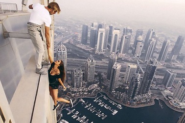 Liều mạng tạo dáng trên nóc nhà cao tầng để chụp ảnh Instagram