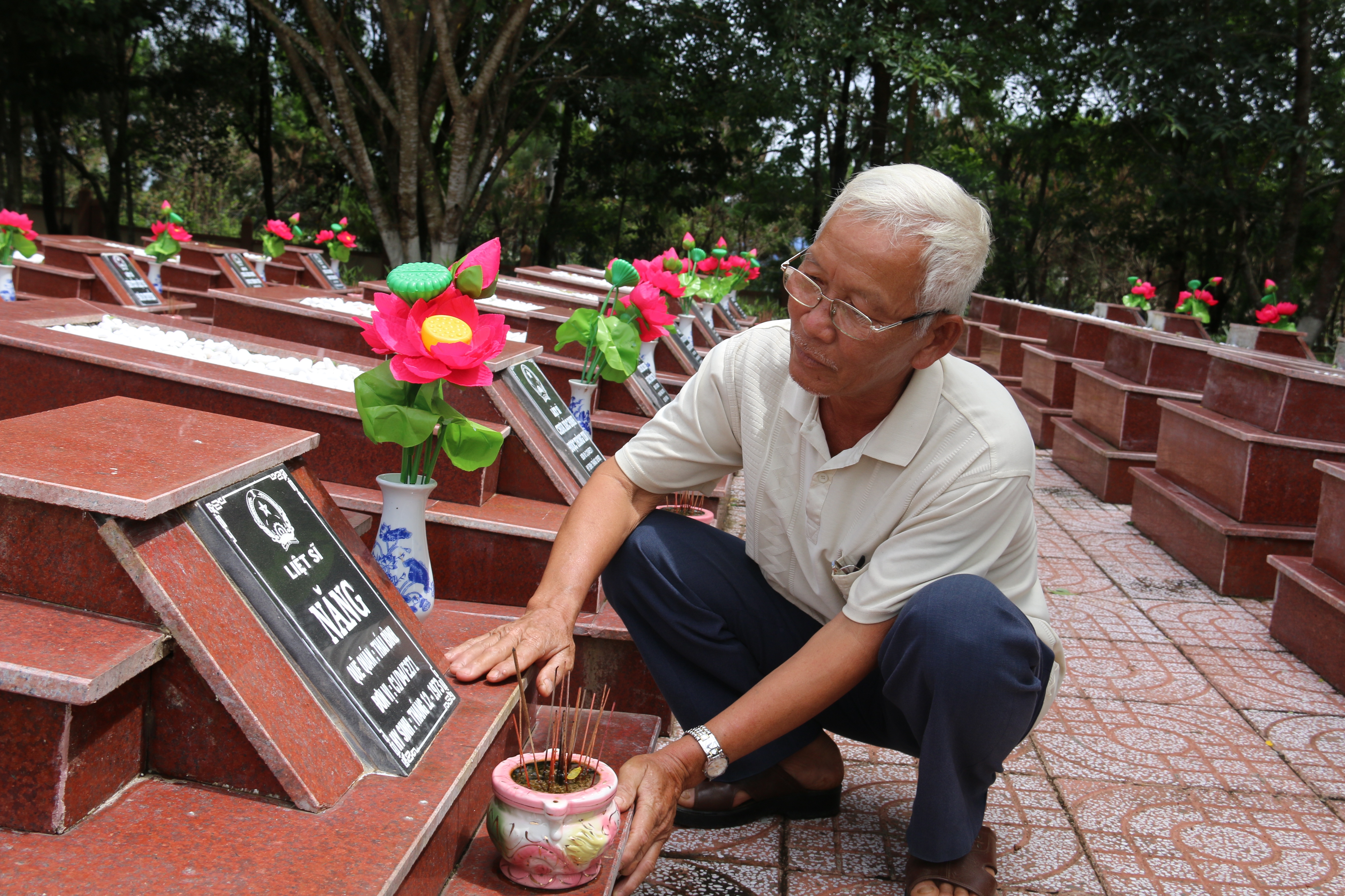 Người bệnh binh vẽ sơ đồ mộ đồng đội bằng những ký ức lửa - 14 Người bệnh binh vẽ sơ đồ mộ đồng đội bằng những ký ức lửa - 14