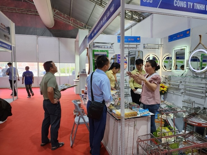 Tham gia triển lãm các doanh nghiệp đều khuyến mãi, giảm giá từ 15 đến 80% cho tất cả các dòng sản phẩm xây dựng, trang trí nội ngoại thất, đồ dùng gia đình nhằm kích cầu mùa tiêu dùng cuối năm.