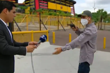 Phóng viên bị cướp bằng súng trên sóng truyền hình trực tiếp