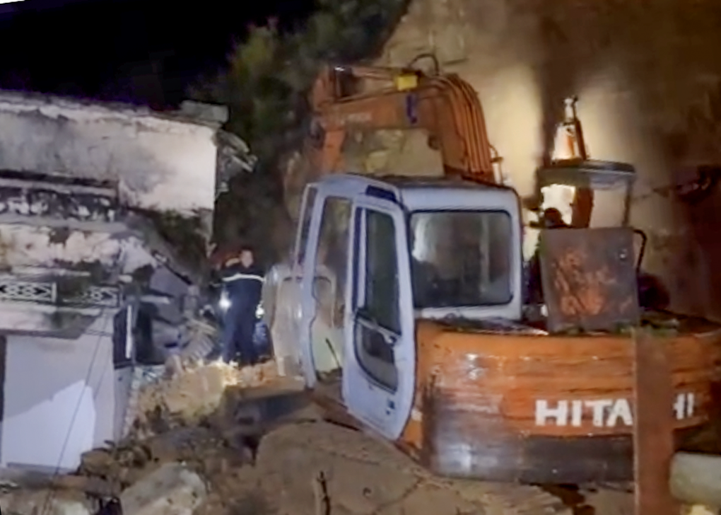 Bé gái thoát chết kỳ diệu khi căn nhà bị đất đá vùi lấp ở Đà Lạt - 1 Bé gái thoát chết kỳ diệu khi căn nhà bị đất đá vùi lấp ở Đà Lạt - 1