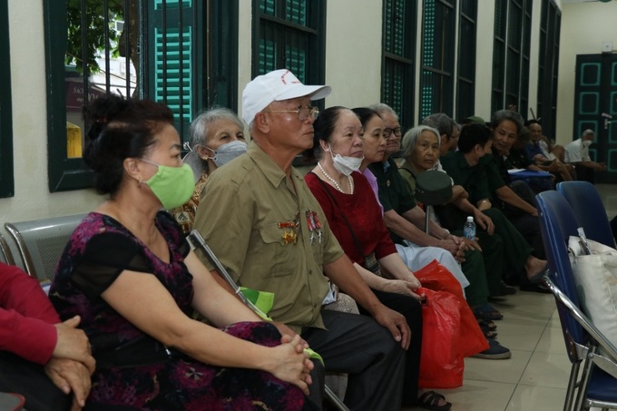 Người dân đến sớm và ngồi kín phòng chờ tiếp công dân