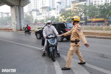 Đi ngược chiều 10m đường, loạt tài xế ở Hà Nội bị phạt 5 triệu đồng