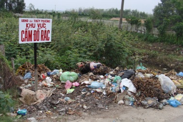 Mặc biển cấm, người dân vẫn “vô tư” xả rác
