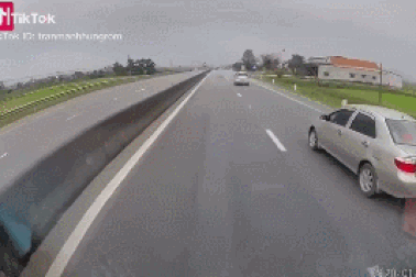 Pha xử lý khó hiểu của tài xế xe con gây tai nạn cho xe đi cùng chiều
