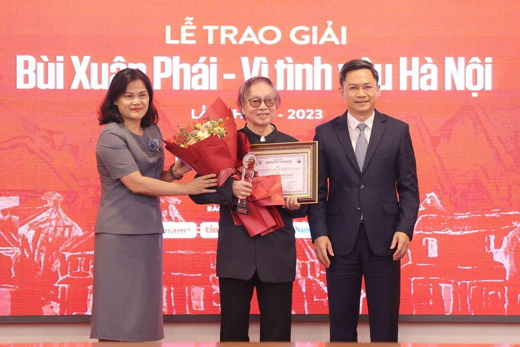NSND Đặng Nhật Minh nhận Giải thưởng Lớn - Vì tình yêu Hà Nội - 1 NSND Đặng Nhật Minh nhận Giải thưởng Lớn - Vì tình yêu Hà Nội - 1
